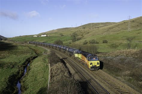 70817 Colas Railfreight 70817 Eases Its Train Down From Th Flickr