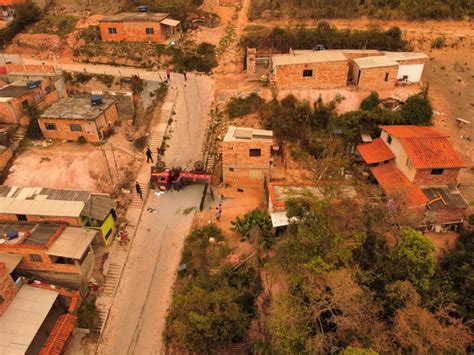 Itabirito Bairro S O Jos Caminh O Tomba Em Morro E Fecha Rua Sem