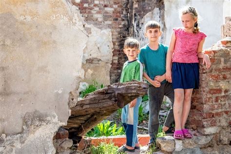 Hu Rfanos Pobres En El Contexto De Edificios Destruidos El Concepto De