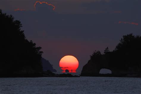 はなぐり岩のダルマ夕日 By Sanzi2007 （id：2914335） 写真共有サイトphotohito