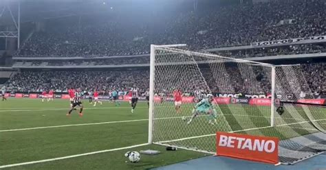 V Deo Goleiro Do Botafogo Se Atrapalha E Sofre Frango Mais Estranho Da