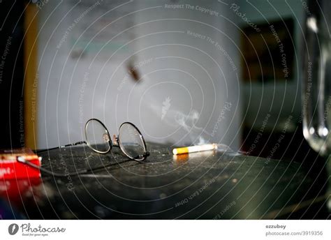 Zigarette Und Brille Auf Dem Tisch Ein Lizenzfreies Stock Foto Von