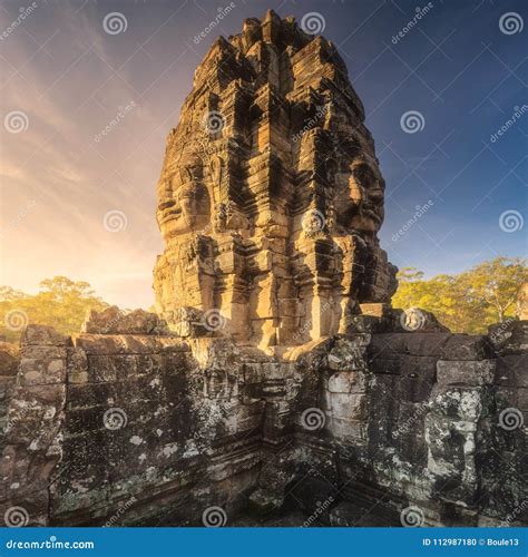 La Opini N De La Salida Del Sol Del Templo Antiguo Bayon Angkor Con La