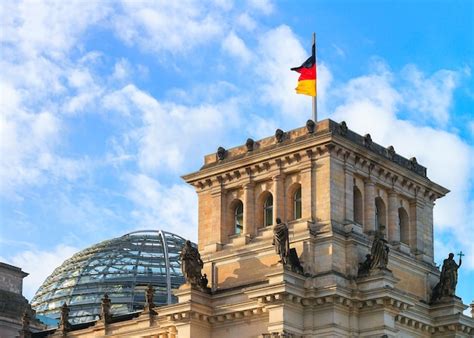 Detalle Del Edificio Del Reichstag Y La Bandera Alemana En Berl N