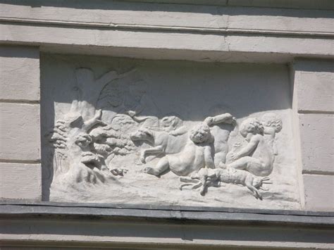 Le château de la Petite Malmaison bas reliefs Putti par CL Flickr