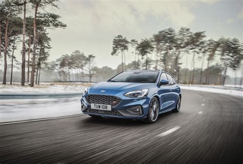 Longe do Brasil novo Ford Focus ganha versão esportiva de 280 cv