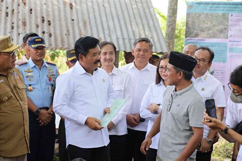 Menteri ATR Serahkan Sertifikat Konsolidasi Tanah Di Lombok Barat NTBSatu