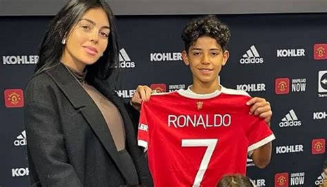 Georgina Rodriguez Posting Foto Cristiano Ronaldo Jr Mengenakan Kaus