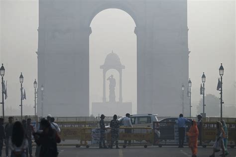 Delhi Shuts Schools, Mulls Curbs on Cars Over Dirty Air - Bloomberg