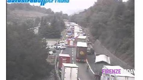 Camion In Fiamme Sullautostrada A1 Traffico Bloccato Tra Calenzano E