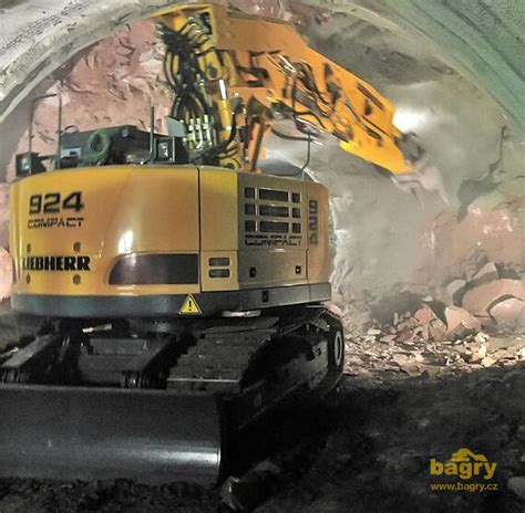 Rypadlo Liebherr R 924 Compact Tunnel přeneslo výhodu krátké zádě do