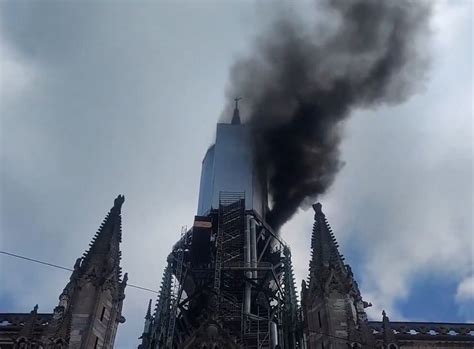 Incêndio na torre da Catedral de Rouen Gaudium Press