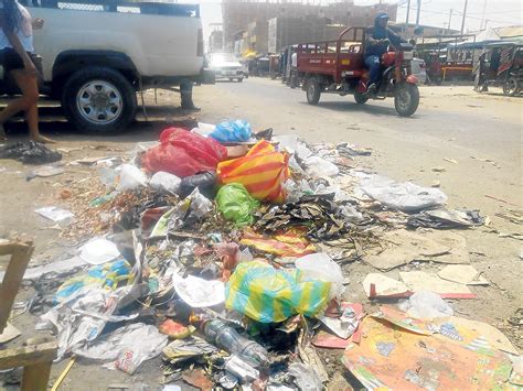 Recogen Toneladas De Basura De Mercado