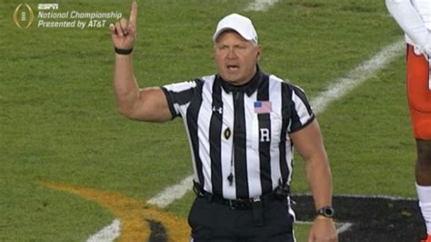 Very buff ref becomes early star of college football national championship | Mashable