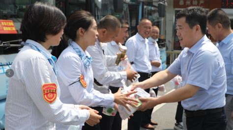 高温慰问送清凉 情系一线沁人心——市交通产业集团开展夏送清凉慰问活动