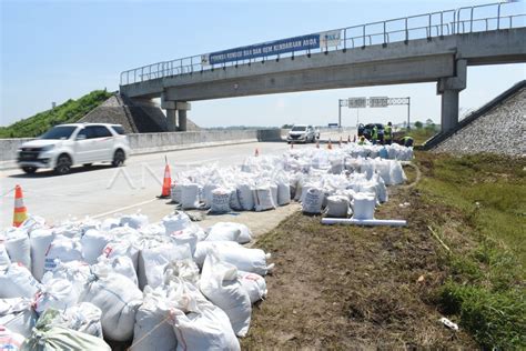 TANGGUL JALAN TOL ANTISIPASI BANJIR ANTARA Foto