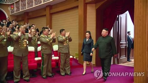 金正恩携夫人李雪主看演出 韩联社