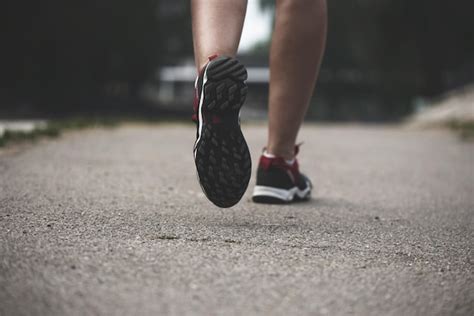 Piernas Femeninas En Primer Plano De Movimiento En Zapatillas De