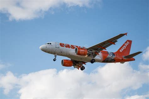 Easyjet airlines plane editorial stock photo. Image of london - 75311143