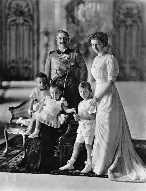 Portrait of Kaiser Wilhelm II with his family, 1910. : r/GermanMonarchism