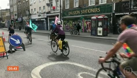 Ativistas Saem S Ruas Em Campanha Para Incentivar O Uso De Bicicletas