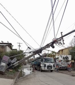 Cami N Derriba Postes Del Tendido De Cables Dejando Sin Luz A