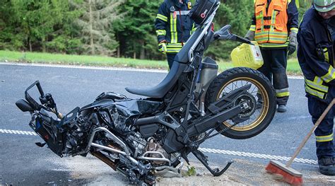 Motorradfahrer prallt bei Überholmanöver frontal in Gegenverkehr