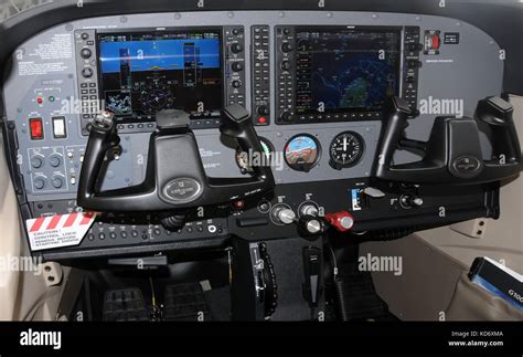 Cessna 172 cockpit hi-res stock photography and images - Alamy