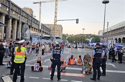 Aktivisten blockieren Straße und behindern so zwei Rettungswagen