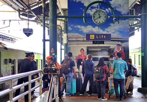 Mudik Nataru Naik Kereta Api Tenang Pt Kai Tambah Ka Lagi