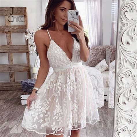 Robe Fleurie Blanche En Dentelle Robes Fleuriesrobes Courtes