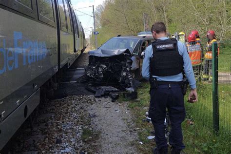 Un train de la ligne J percute une voiture sur un passage à niveau