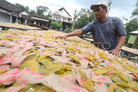 Produksi Kerupuk Terkendala Cuaca Antara Foto