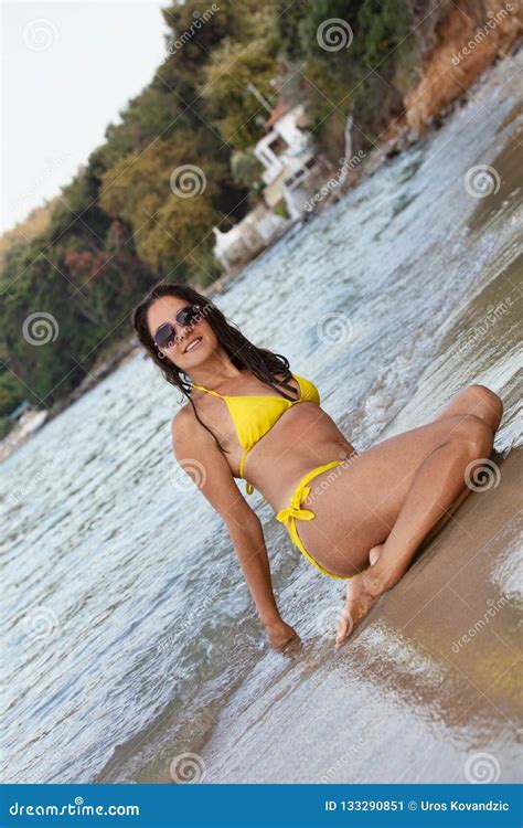 Frau Im Gelben Bikini Am Strand Stockbild Bild Von Insel Umgebung