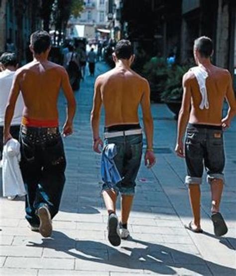 Barcelona Prohibir Antes Del Verano Pasear Desnudo O En Ba Ador