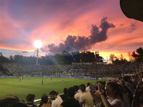 Gimnasia Atardecer En El Bosque De La Plata Popular Llena Alentando Al