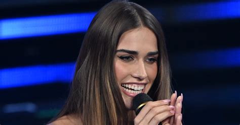 Sanremo 2024 Clara sur scène et le public invoque Cardiotrap de Mare