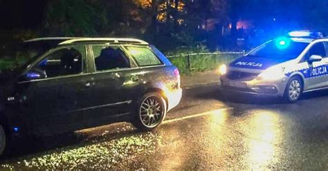 Pijany 28 latek uciekał przed policją a ta musiała wybić mu szybę w aucie