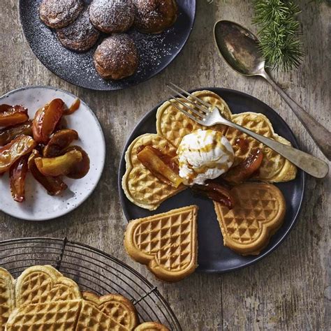 Vafler og æbleskiver med vaniljeis og karamelliserede æbler Opskrift