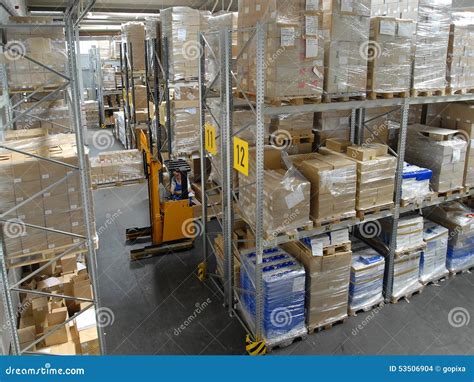 Warehouse Con Los Altos Estantes Imagen De Archivo Editorial Imagen