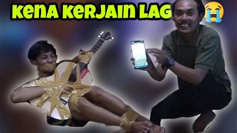 Kerjain Agus Martin Yang Lagi Main Gitar Ikat Sama Gitar Nya