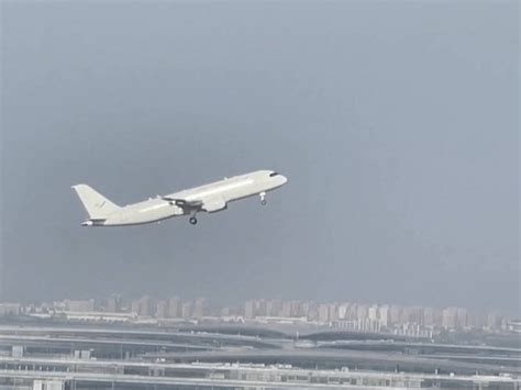 C919大飞机圆满完成首次飞行试验 搜狐大视野 搜狐新闻