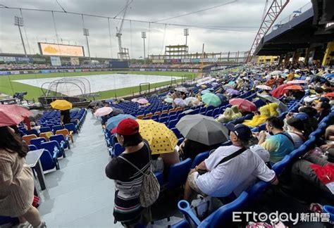 中職明星賽因雨延至周一補賽 鄭浩均雨中獻唱、福來喜滑水超嗨 Ettoday運動雲 Ettoday新聞雲