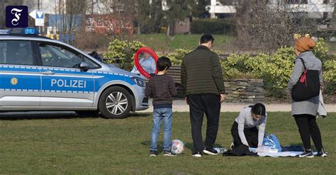 Kontaktverbot Wegen Corona Pandemie Polizei Kontrolliert Berliner Parks