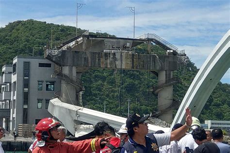 Arch Bridge Falls In Taiwan Bay Divers Search For Victims Katu