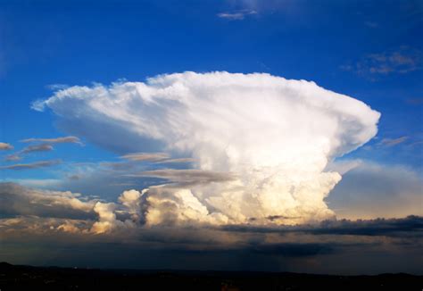 A Nuvem Cumulonimbus Forma Granizo Trovão E