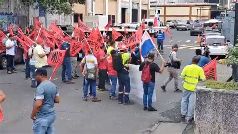 Miembros Del SUNTRACS Protestan En Los Predios De La Asamblea Nacional