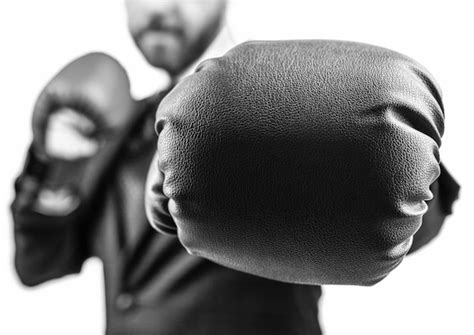 Soco De Close Up Do Empres Rio Recortado Em Luvas De Boxe Prontas Para