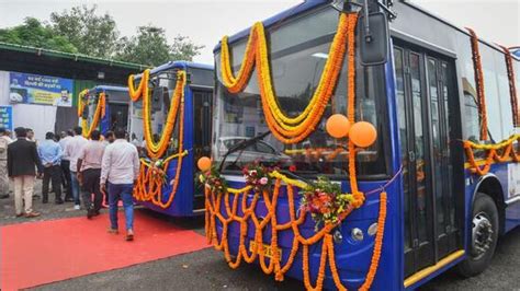 Delhi Cm Arvind Kejriwal Flags Off Low Floor Cng Buses