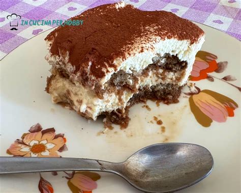 Tiramisu con panna il re dei dolci italiani dalla cremosità unica